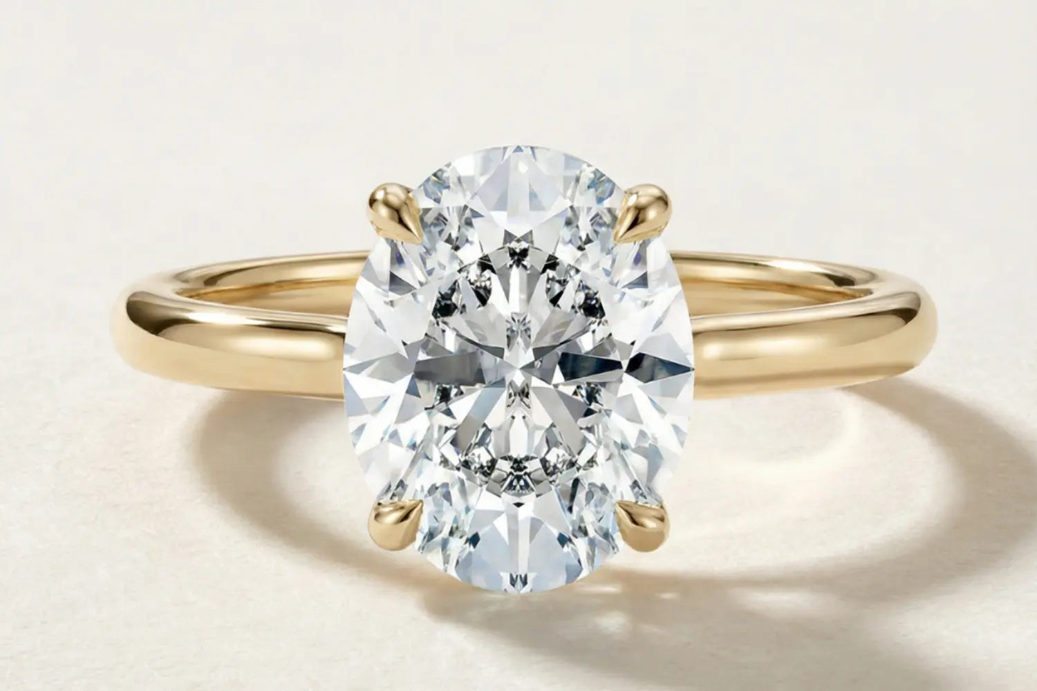 Ovalslipt lab diamant ring med excellent cut – eksempel på høy briljans