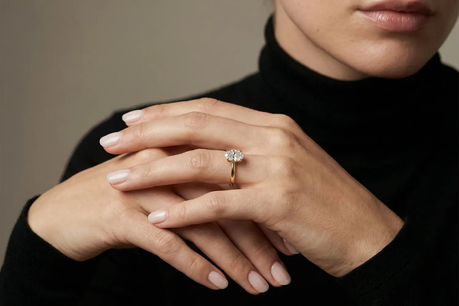 Lab-grown og naturlig diamant ring på hånd i naturlig lys – visuell sammenligning av diamanttyper