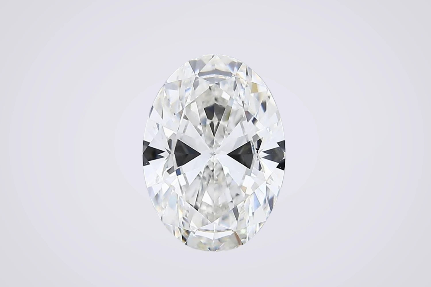 Oval diamant med tydelig bow-tie-effekt – mørke felter på tvers av midten som følge av lyslekkasje i slipet.