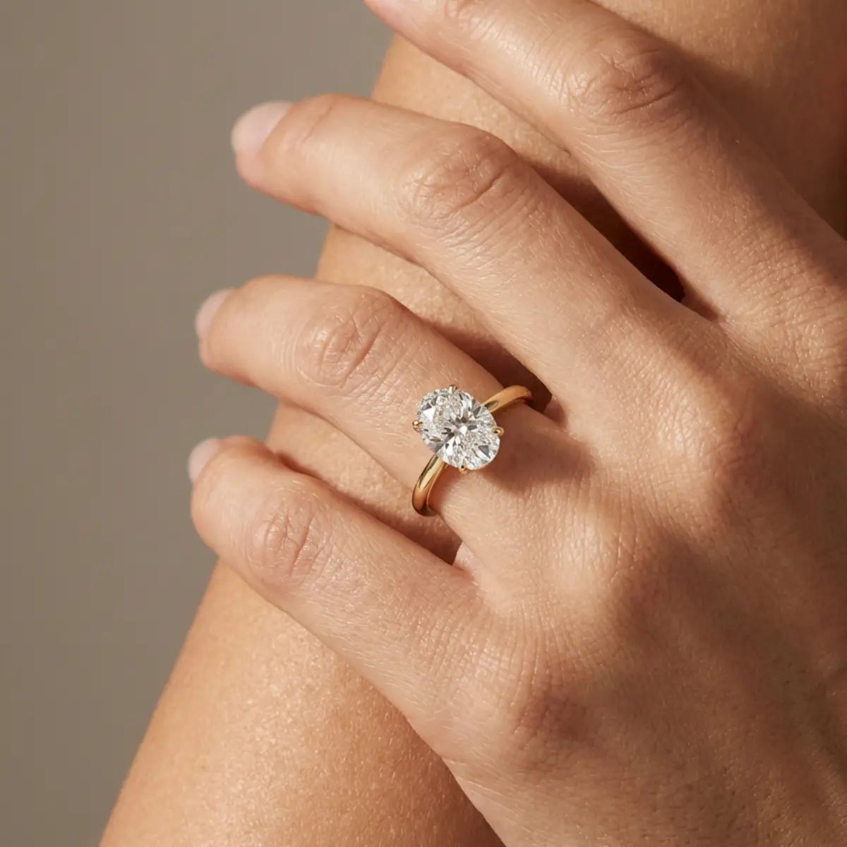 Dråpeslipt lab-diamant i gult gull – klassisk solitaire-ring med maksimal glans og presis symmetri fra Hartwell.