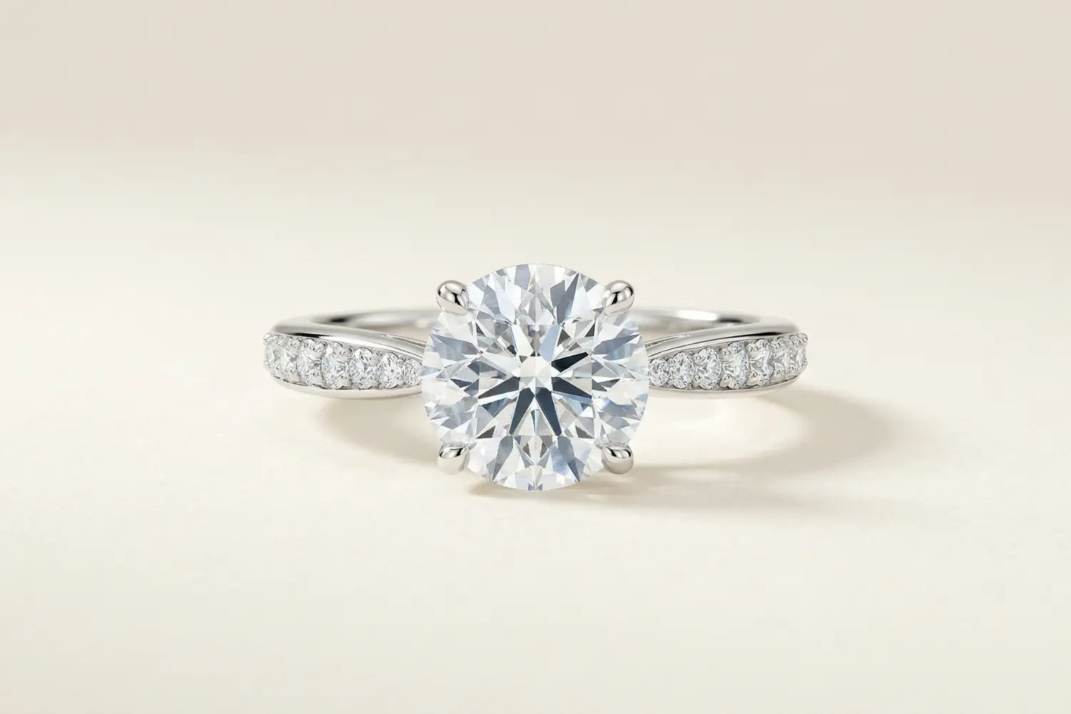 Pavé diamantring i hvitt gull med lab diamant og pavé diamanter langs ringskinnen