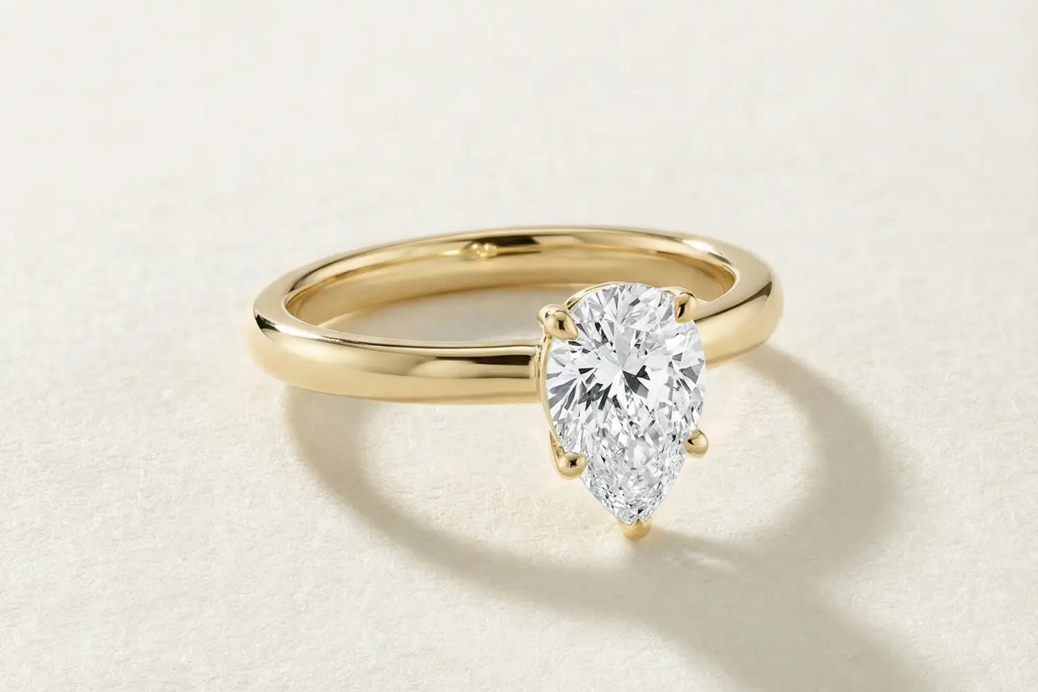 Pear cut lab diamant ring i 14K gult gull med brilliant slip og fire klør – Hartwell design