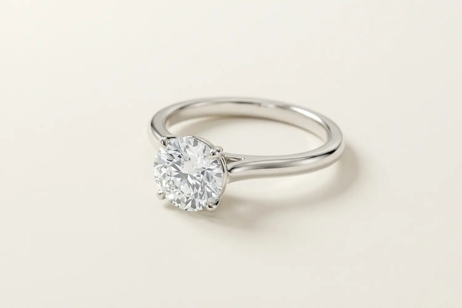 Klassisk solitarring i hvitt gull med rund lab diamant – tidløs forlovelsesring