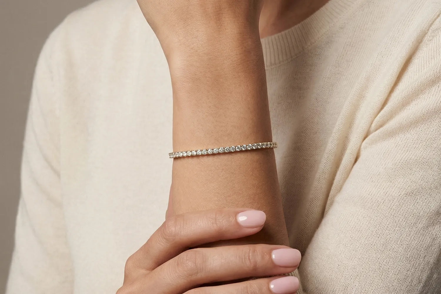 Tennisarmbånd i hvitt gull med lab-diamanter vist på håndledd for å illustrere carat