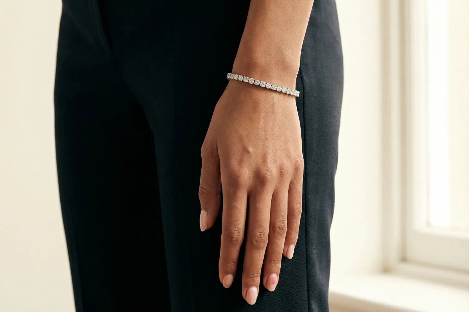 Tennisarmbånd i hvitt gull med tett satte lab-diamanter i jevn rekke