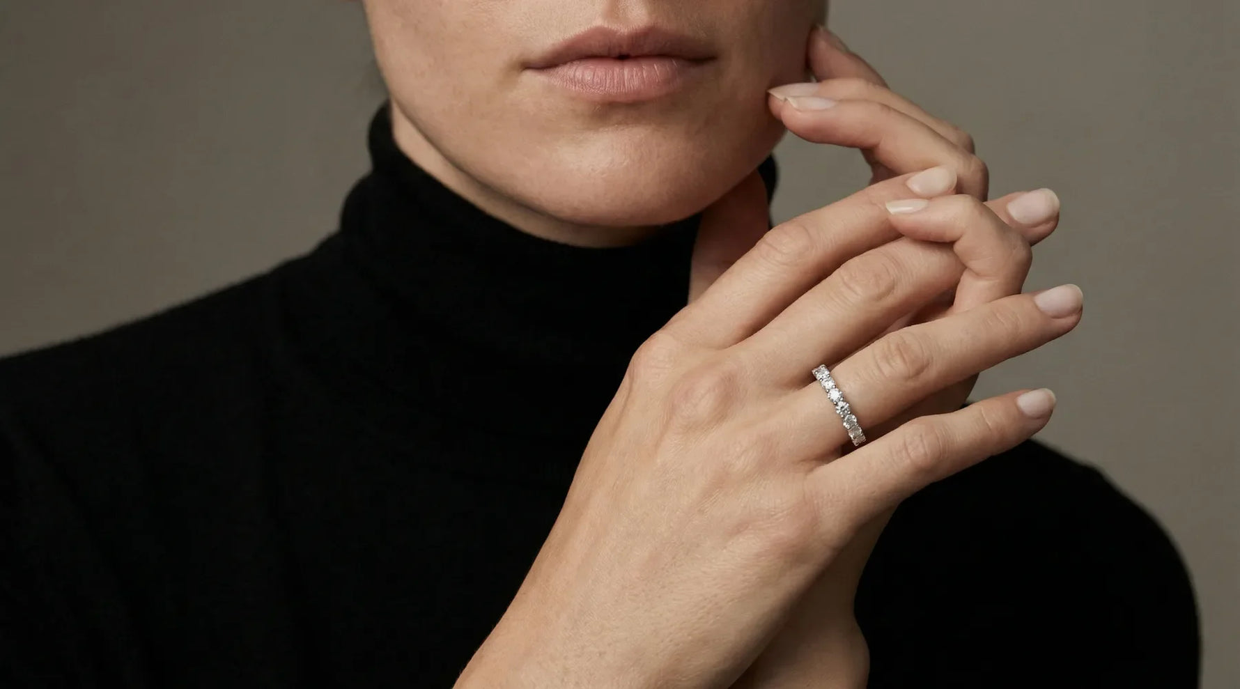 Alliansering i hvitt gull med runde lab-diamanter, vist  på fingeren til modell .