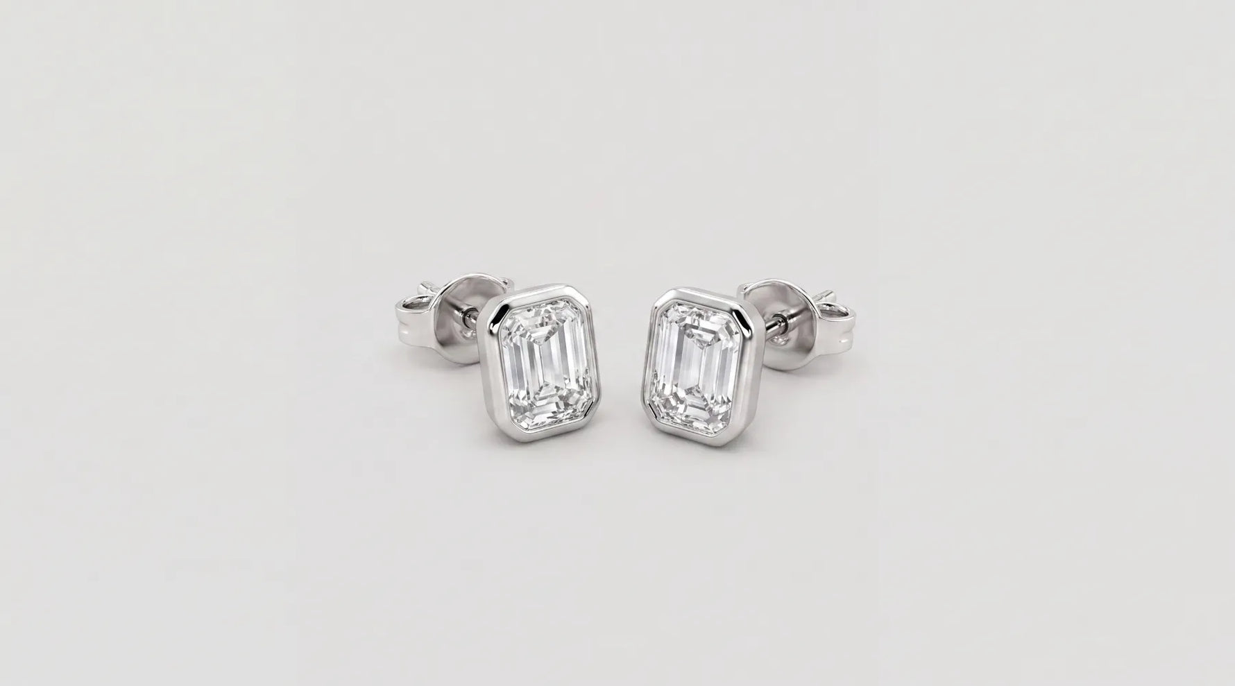 diamantøredobber - emerld cut studs i hvitt gull fra hartwell 