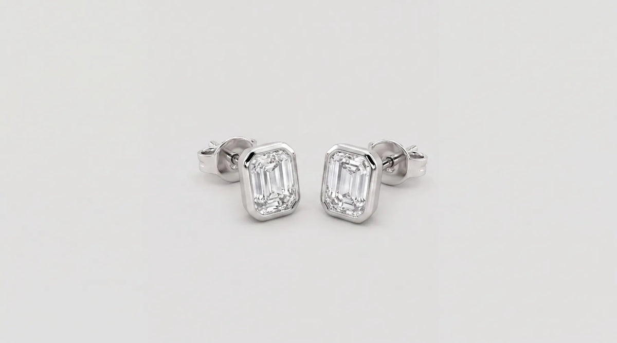 diamantøredobber - emerld cut studs i hvitt gull fra hartwell 