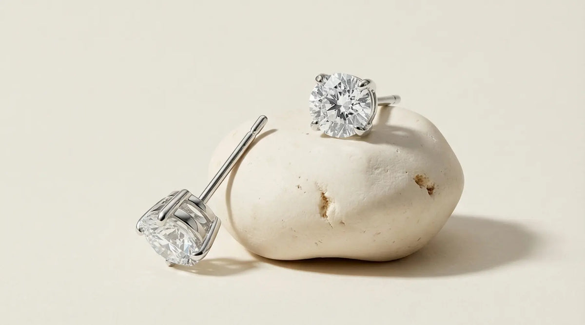 Diamantøredobber i hvitt gull med rundslipte diamanter