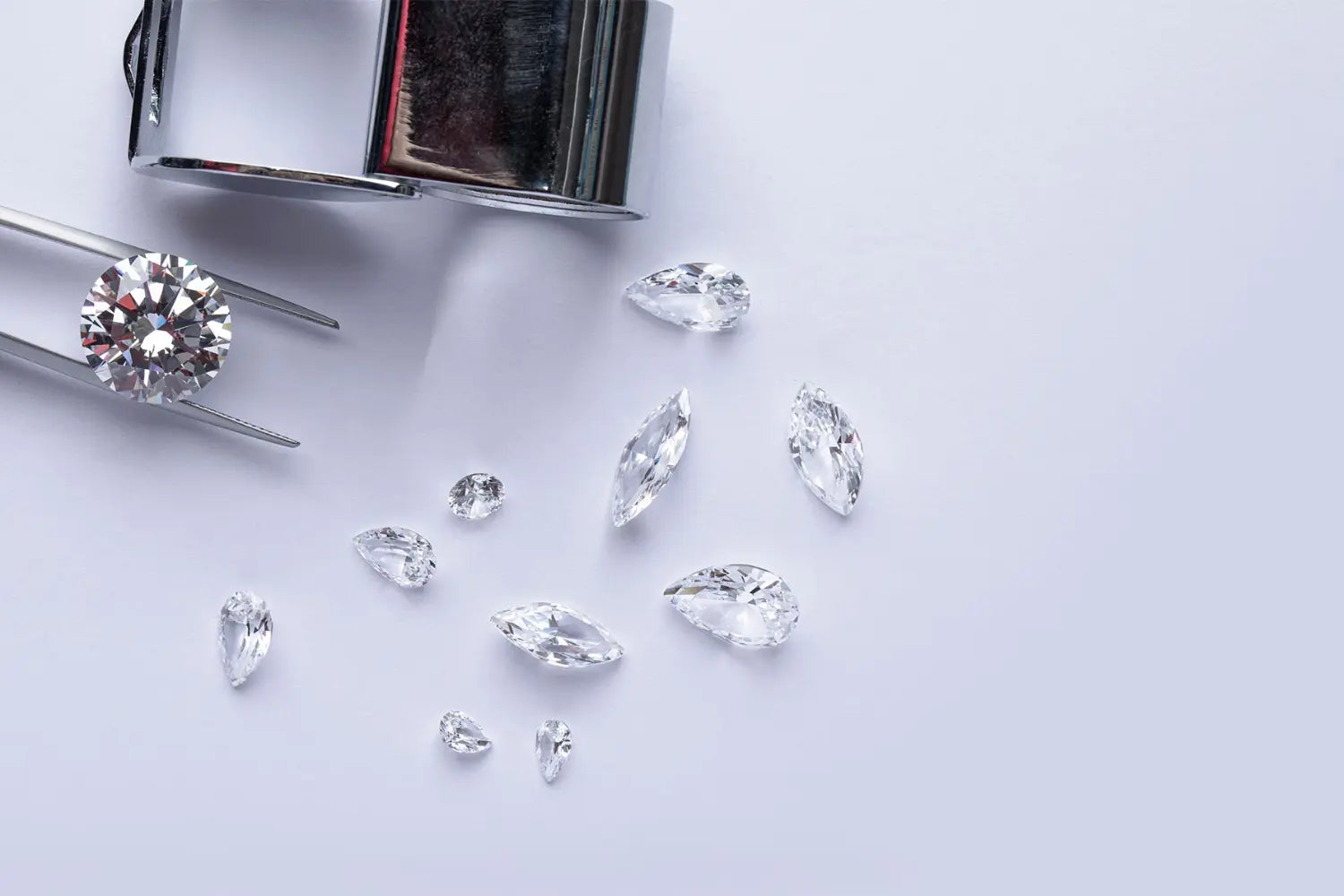 Ekte diamanter i ulike slipformer på lys lilla bakgrunn – illustrerer hvordan man kan se om en diamant er ekte.