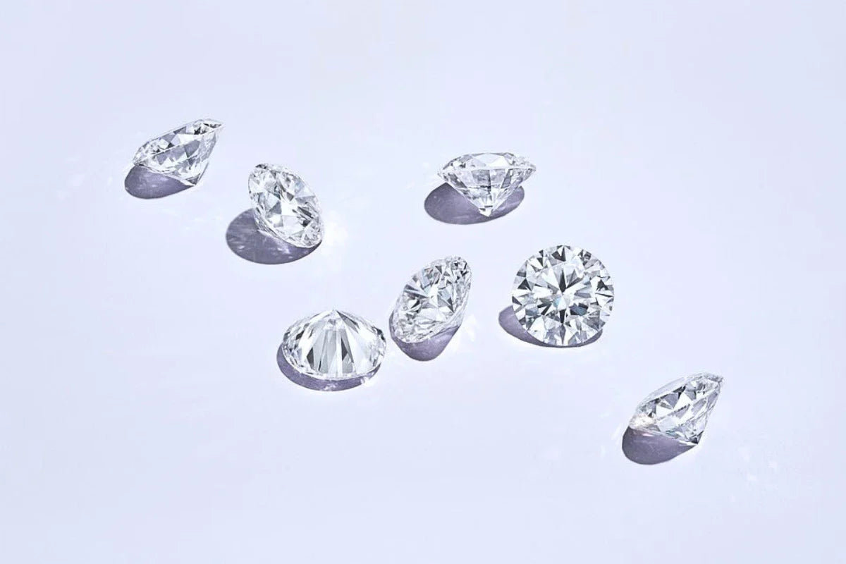 Flere løse laboratoriedyrkede diamanter – illustrasjon til artikkelen "Er lab-grown diamanter ekte?"
