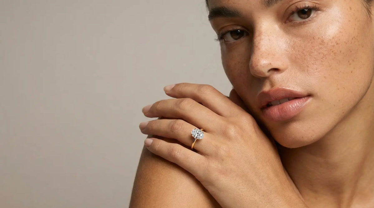 Forlovelsesring med lab-diamant i gult gull på hånd