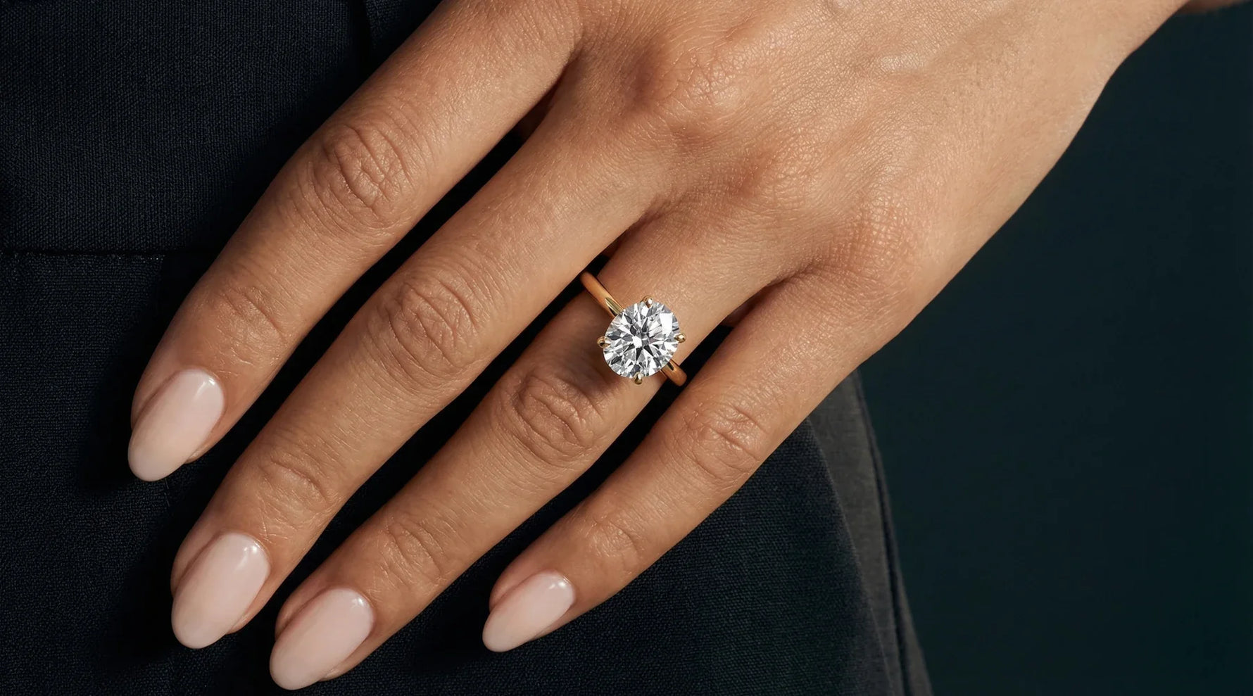 Forlovelsesring til dame i gull med diamant - oval 2 carat på modell