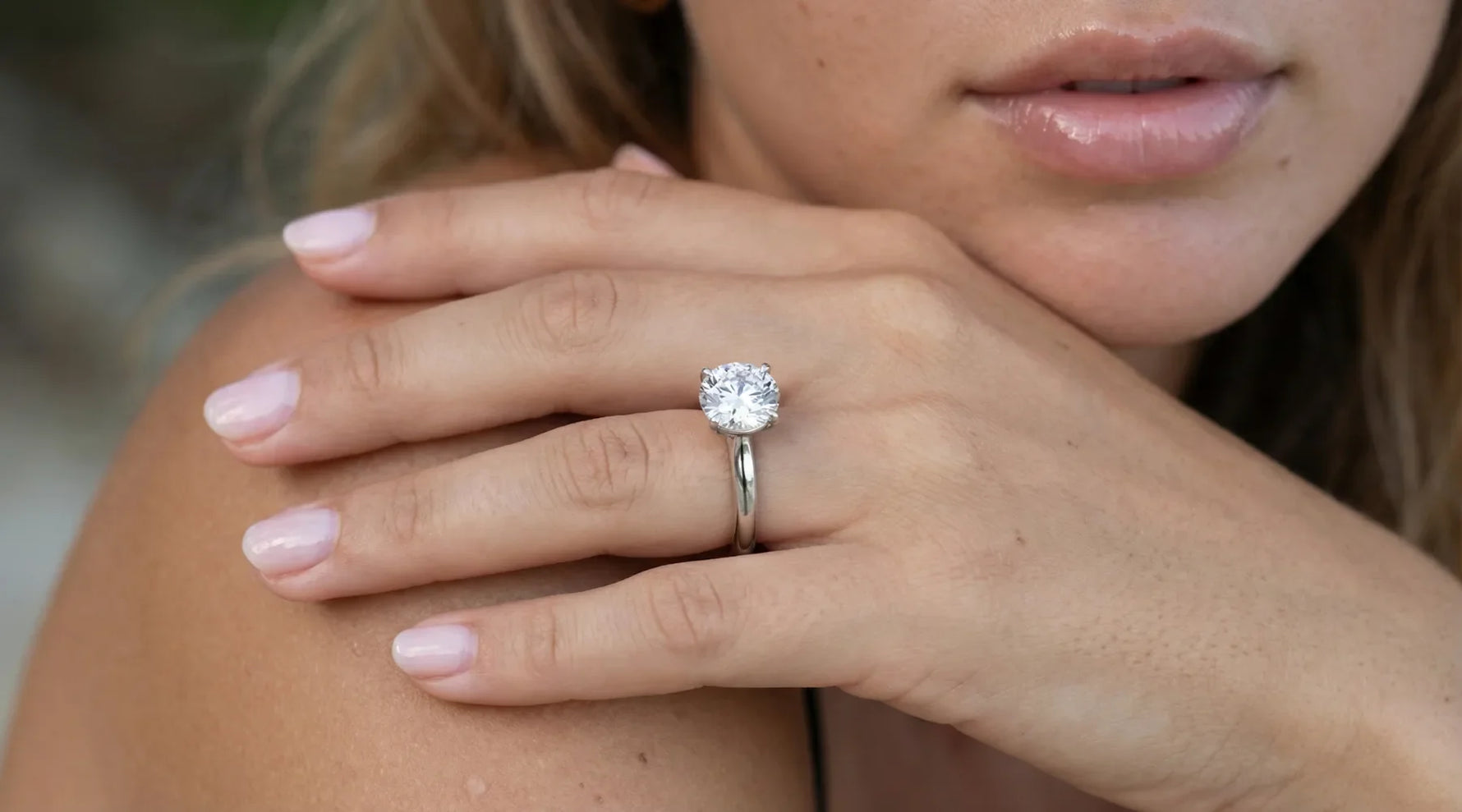 Forlovelsesring dame i hvitt gull med rund lab diamant – mest populære stil i 2026