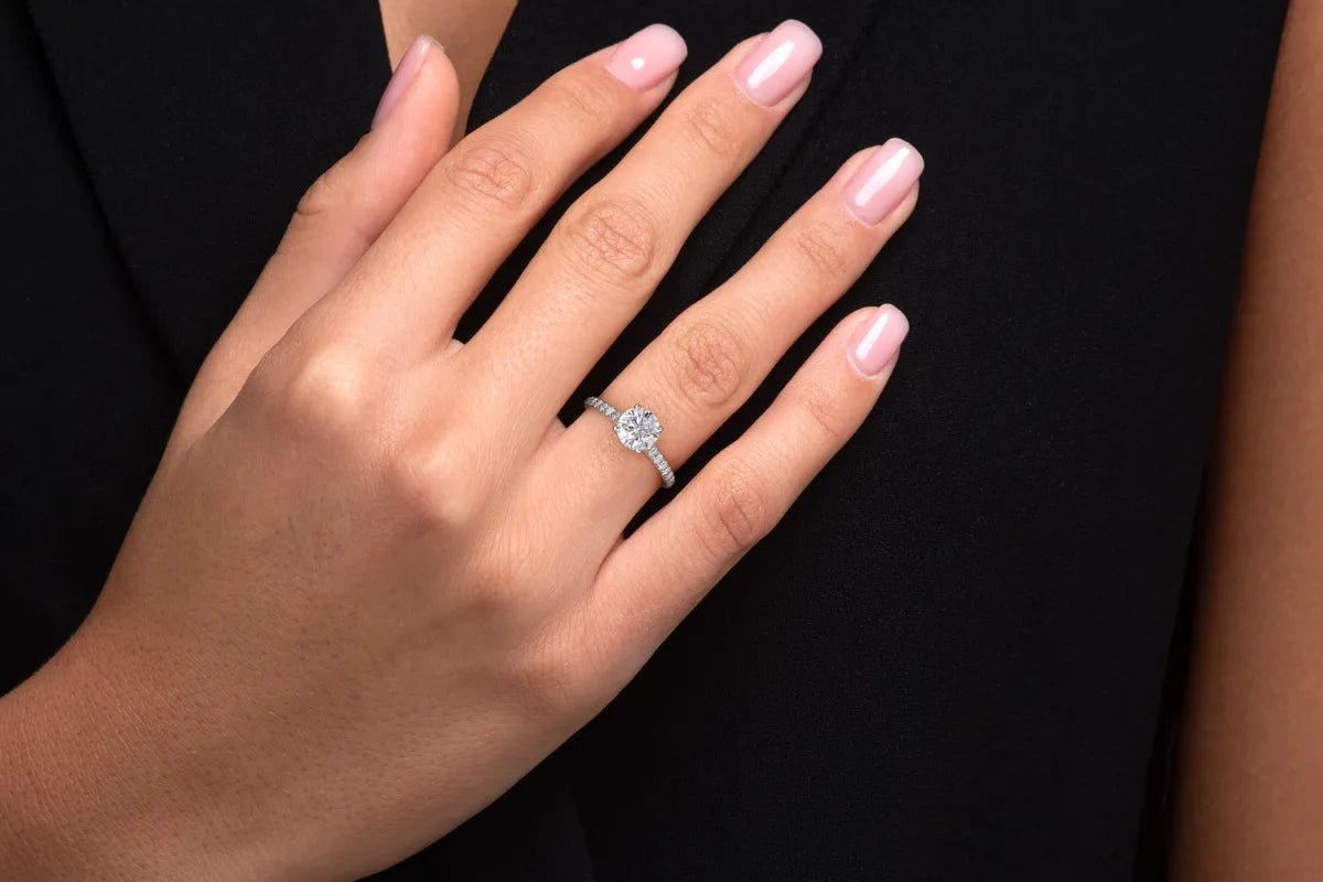 Nærbilde av en forlovelsesring i hvitt gull med 2,00 ct lab-diamant på en finger – klassisk Hartwell-design i 2025.
