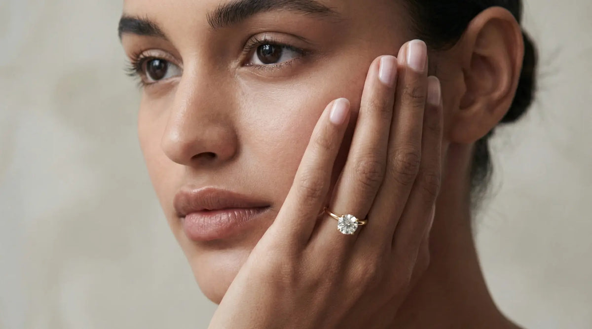 Forlovelsesring i gult gull med rund lab-diamant i klassisk enstenssetting