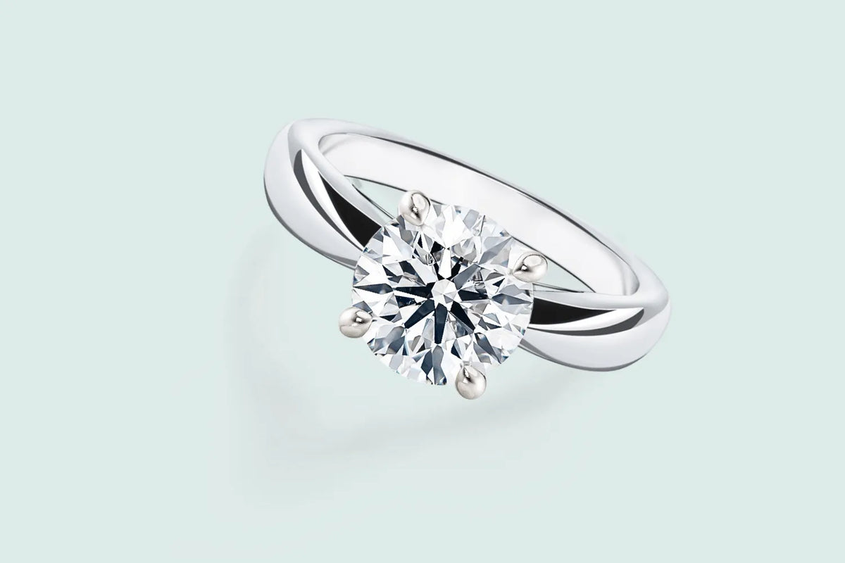 Forlovelsesring med lab diamant i hvitt gull – nærbilde