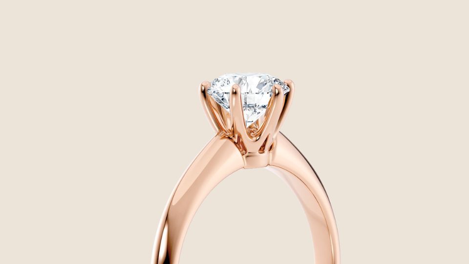 Nærbilde av en enstens forlovelsesring med lab-grown diamant sett fra siden, håndlaget i 14K gull fra Hartwell.