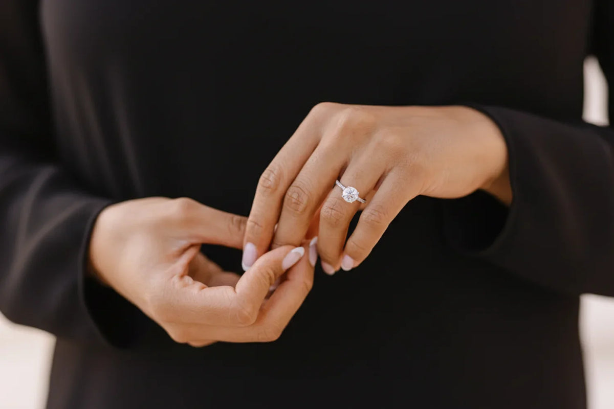 Nærbilde av en forlovelsesring i hvitt gull med 2,00 ct lab-diamant på en finger – klassisk Hartwell-design i 2025.