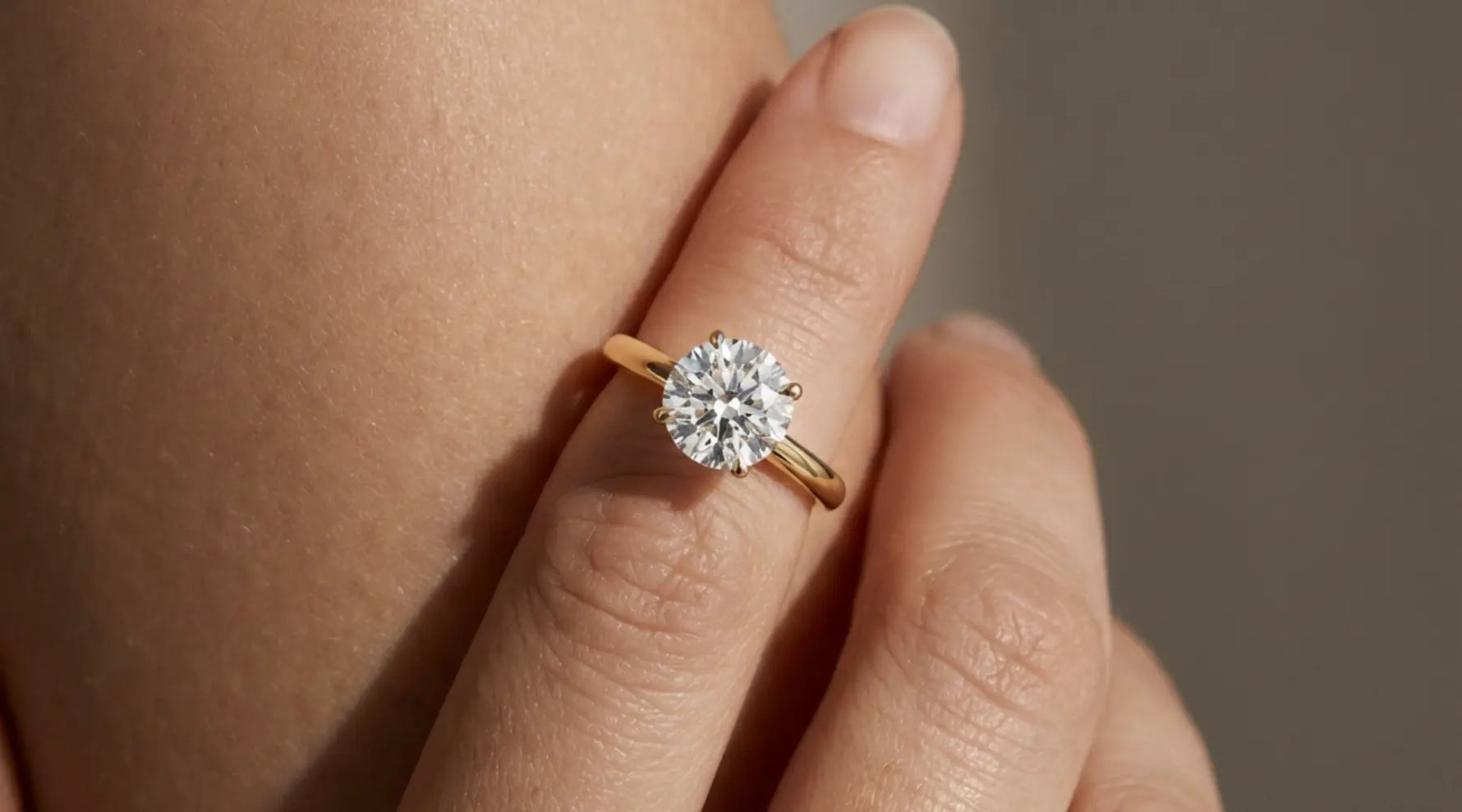 Forlovelsesring i gult gull med rund diamant