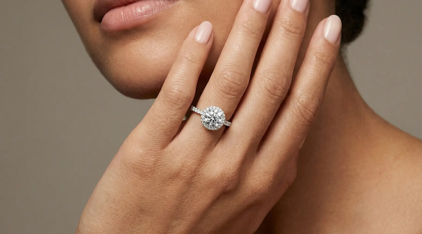 Halo-ring i hvitt gull med pavé diamanter – forskjell på halo, rosett og pavé