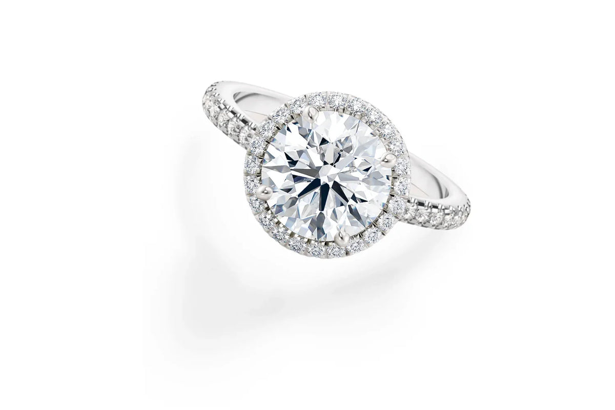 Halo-ring i hvitt gull med rund lab-diamant og pavé-halo – klassisk rosett-inspirert design som viser forskjellen mellom halo, rosett og pavé.