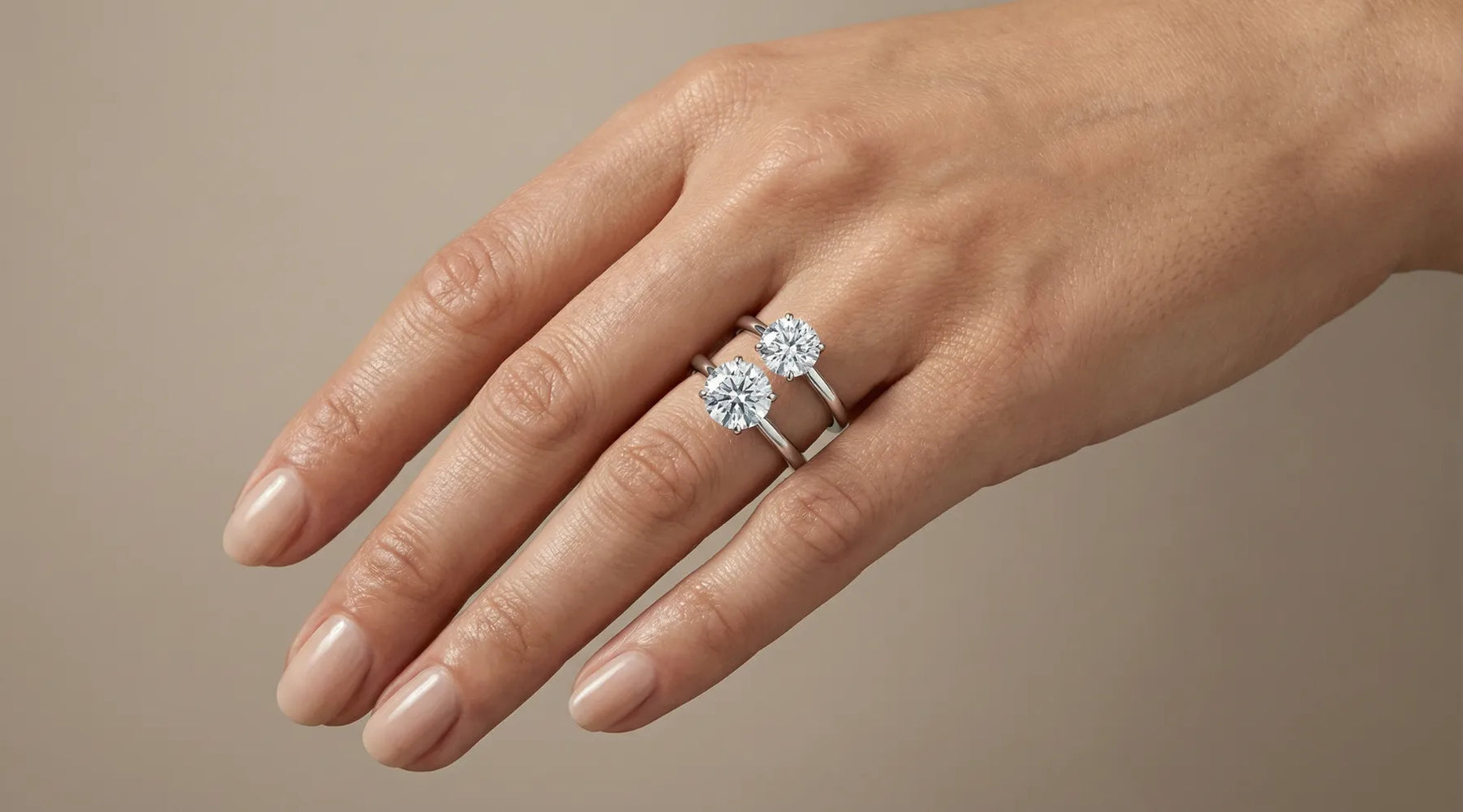 1 ct vs 2 ct diamant på hånd – visuell størrelsesforskjell mellom lab diamant solitaireringer