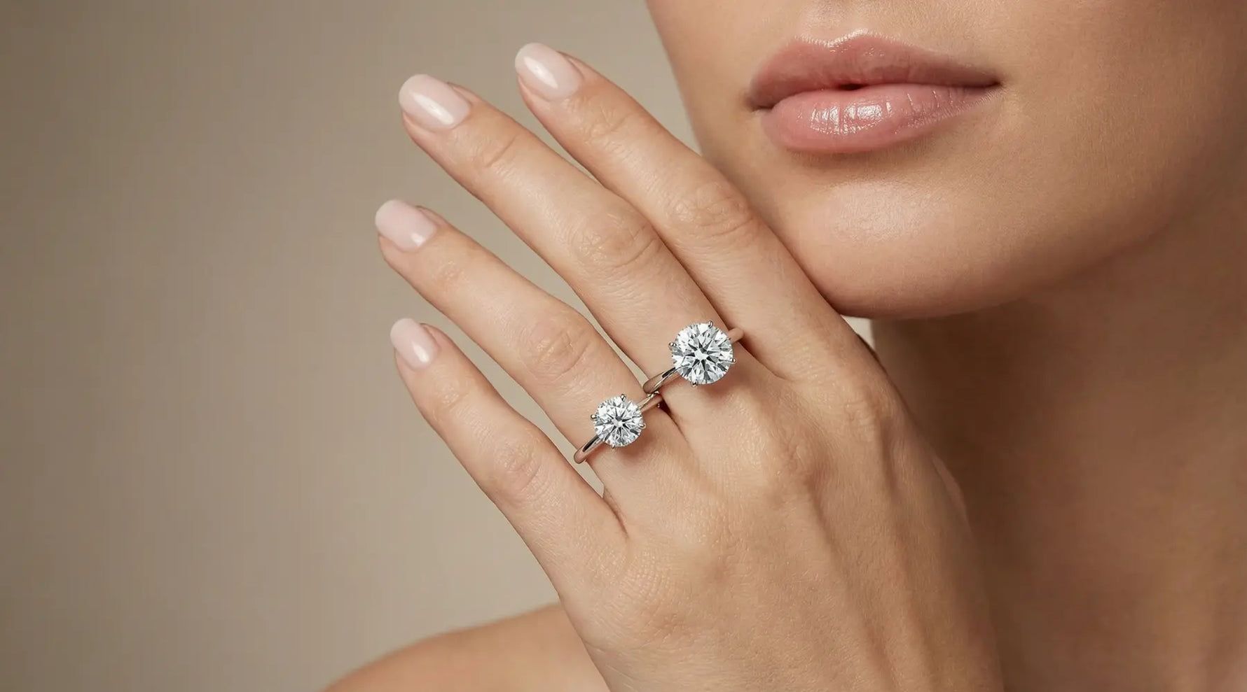 To solitaire diamantringer på hånd – eksempel på lab diamant vs naturlig diamant med lik slip og kvalitet.