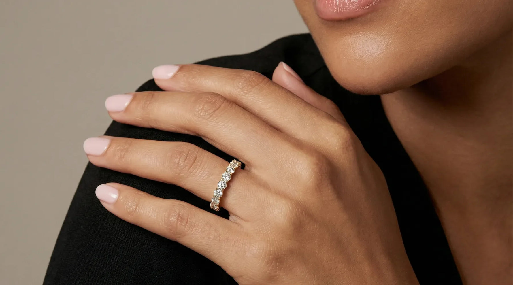 Hva er forskjellen på alliansering, evighetsring og forlovelsesring? Modell med evighetsring i hvitt gull med lab-diamanter – Hartwell