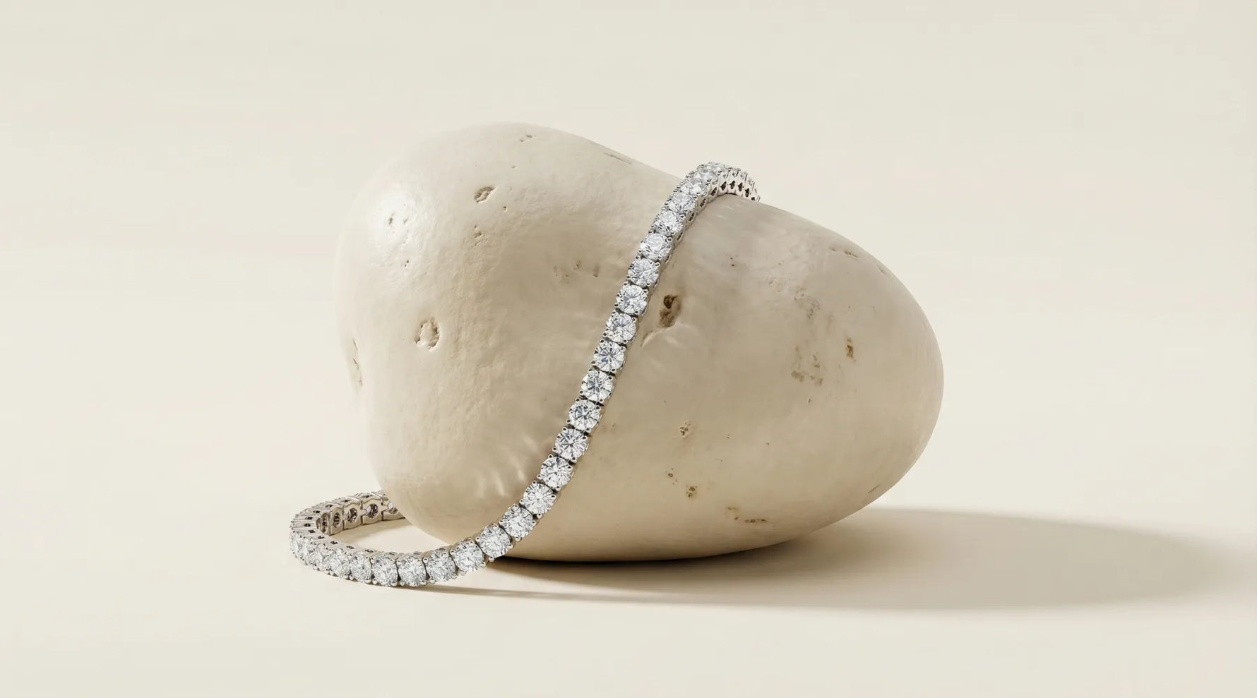 Tennisarmbånd med lab-diamanter i hvitt gull, tett satt rundt steiner – klassisk design