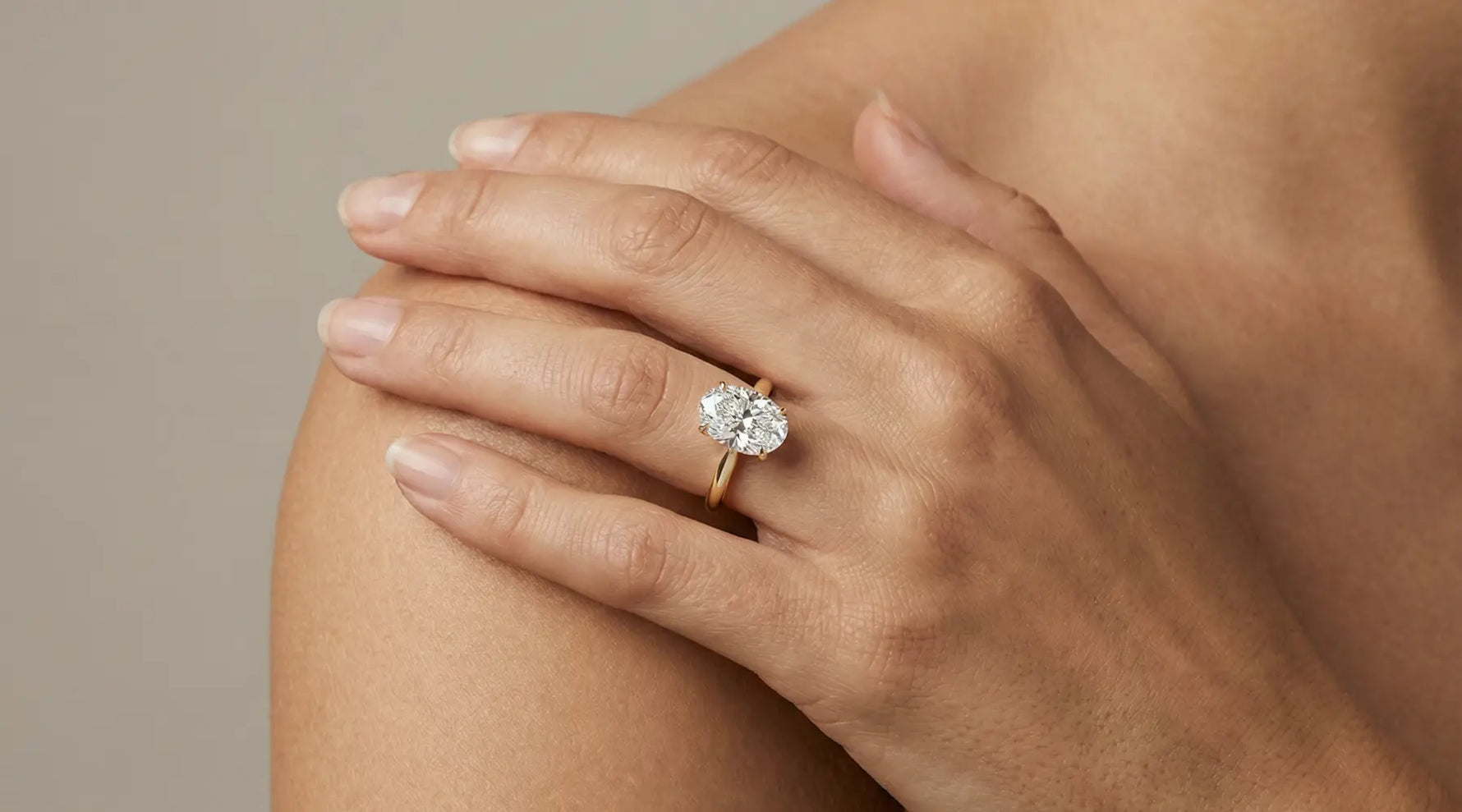 Diamantring i gult gull på hånd