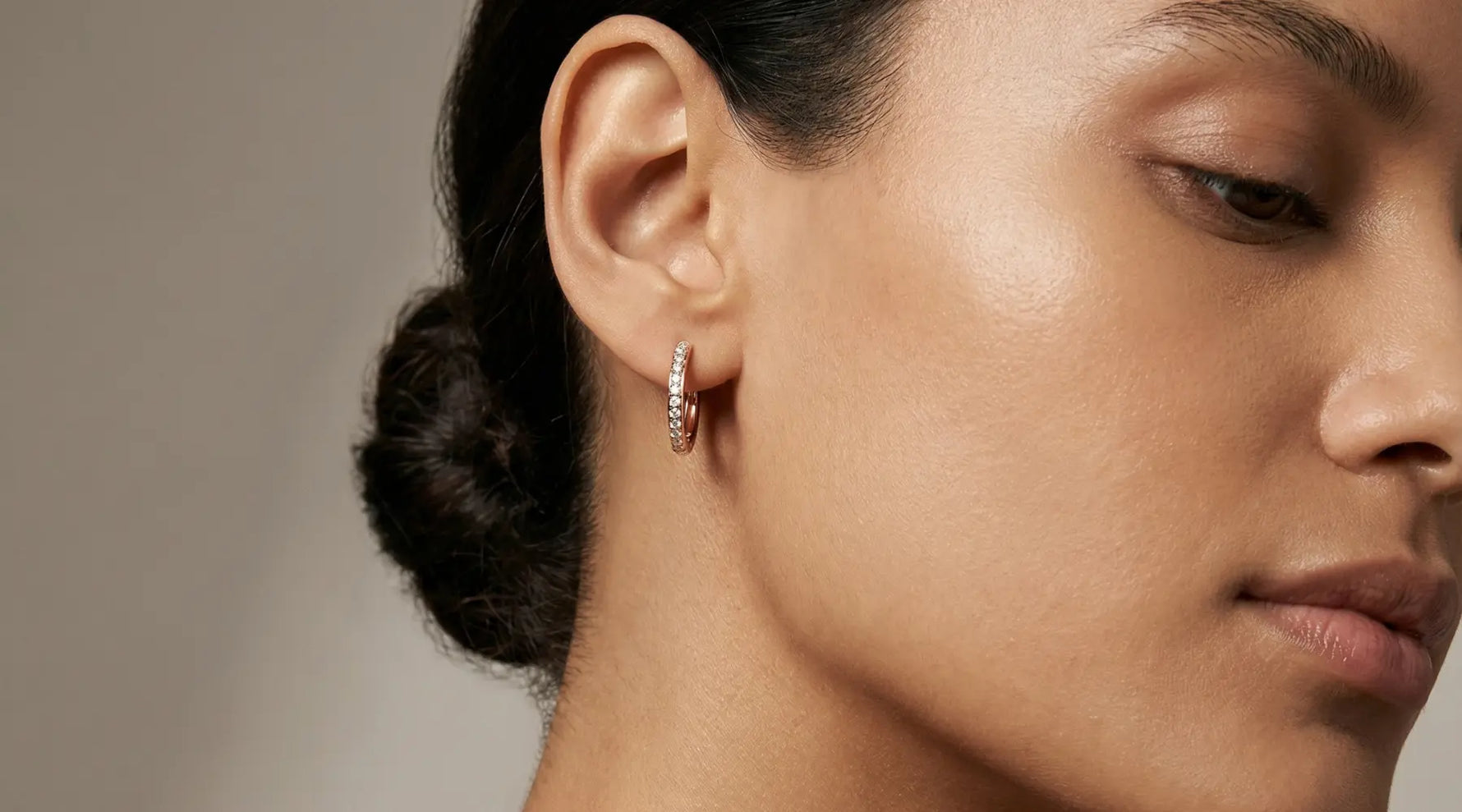 Diamantøreringer i gull båret i øret