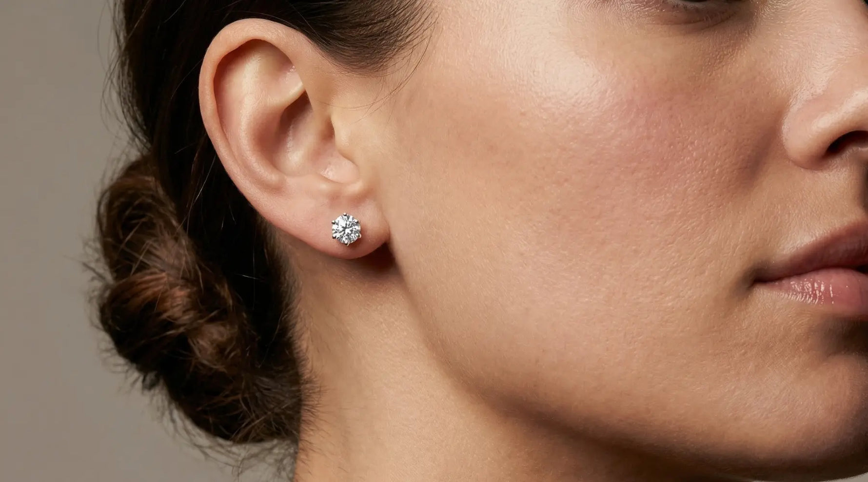 Øredobber med lab-diamant i hvitt gull sett på øre