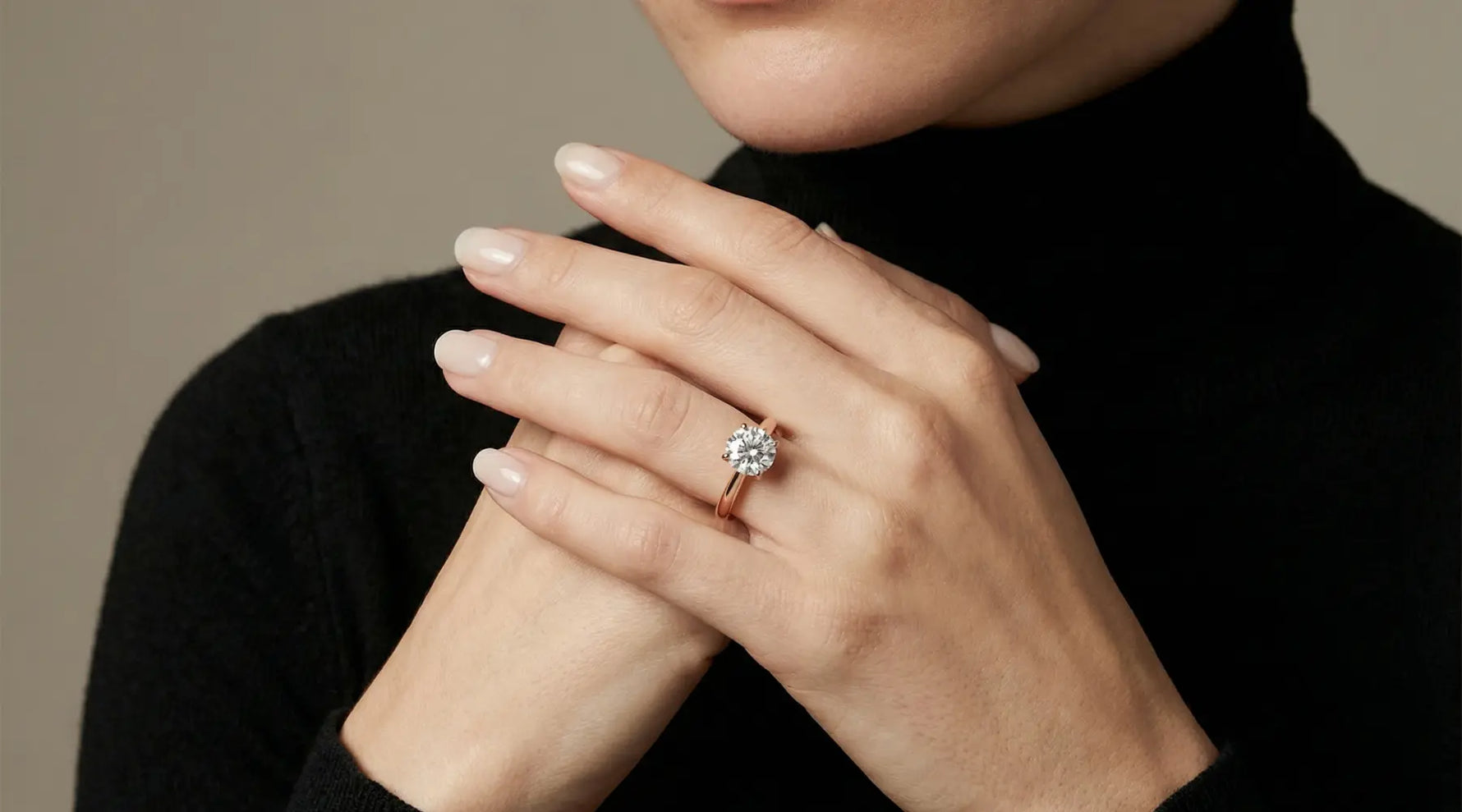 Lab diamant ring i roségull på hånd