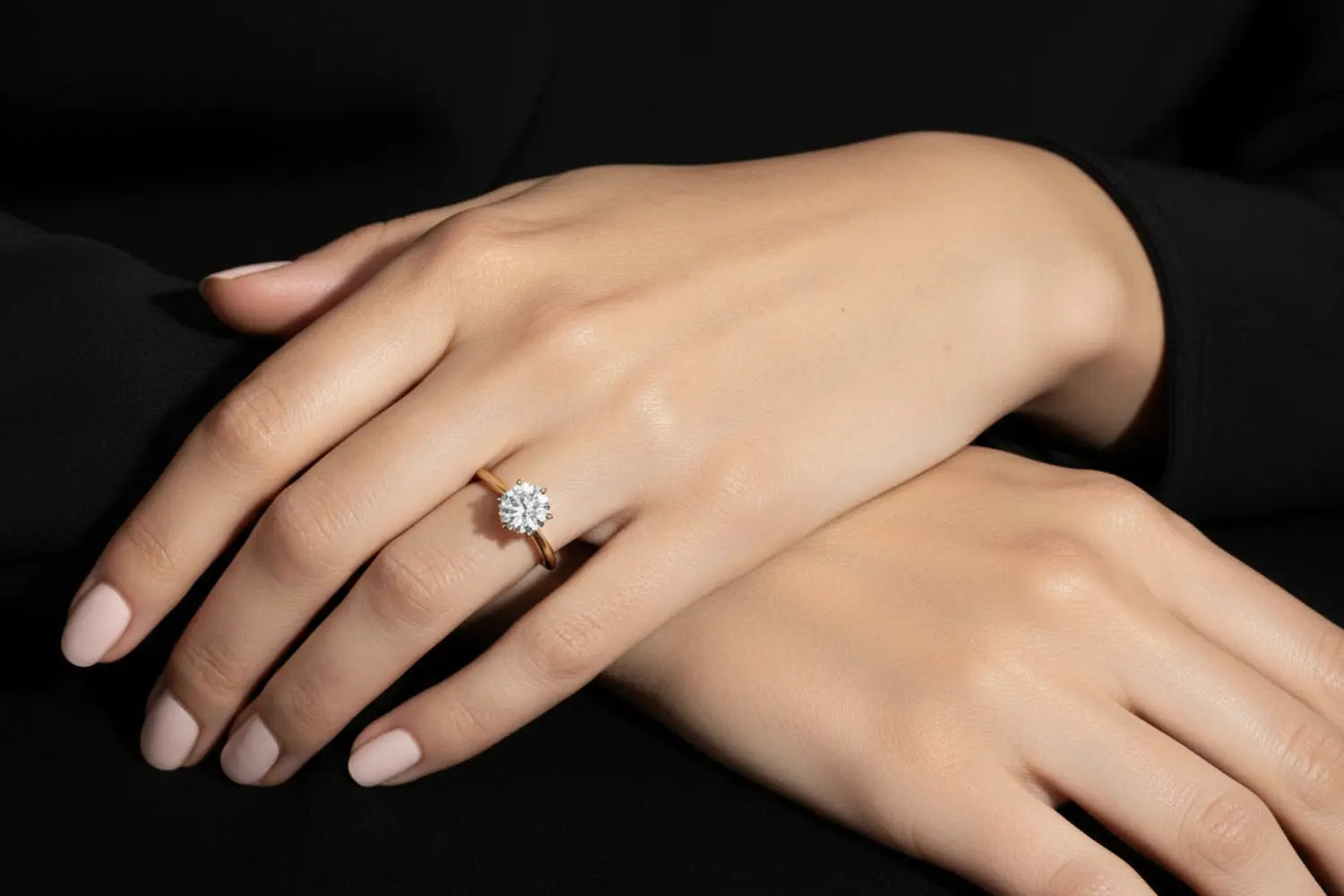 Modell med diamantring i lab-diamant – illustrerer forskjellen på lab-diamant og moissanite.
