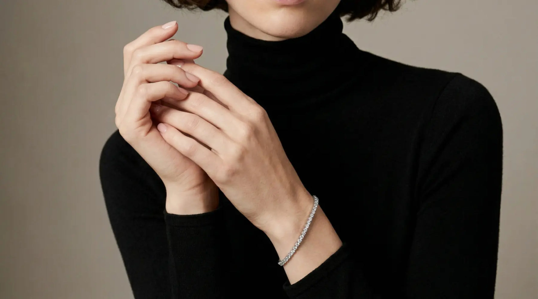 Tennisarmbånd med lab-diamanter på hånd