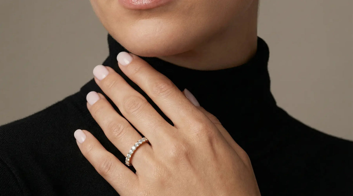 Ring med lab diamanter i gult gull på hånd