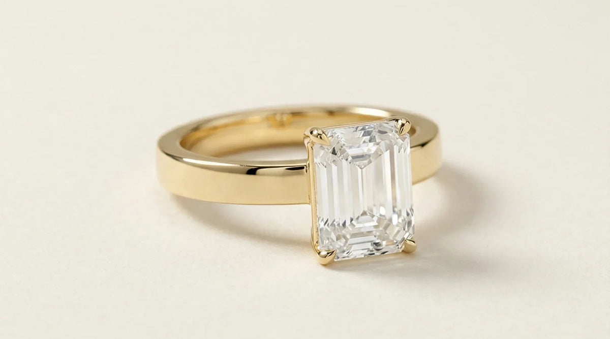 Ring med lab diamant emerld cut 2 cart i gult gull