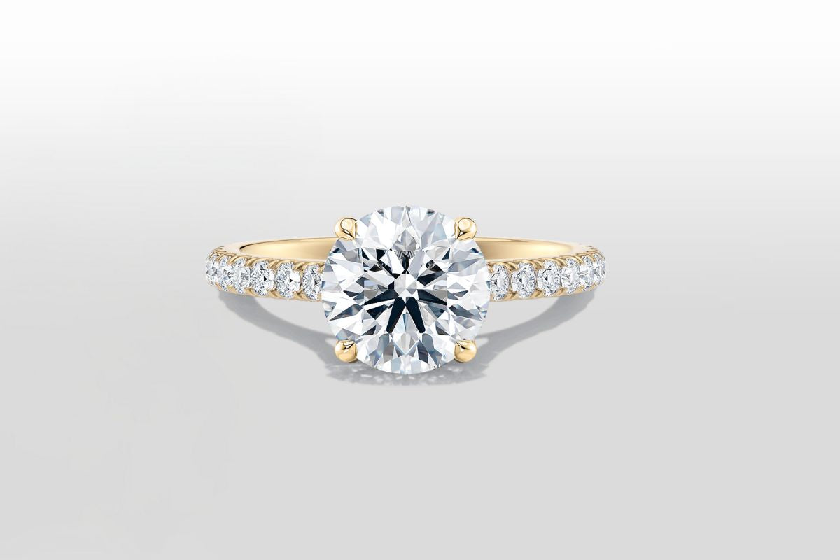 Nærbilde av en enstens forlovelsesring med lab-grown diamant sett fra siden, håndlaget i 14K gull fra Hartwell.