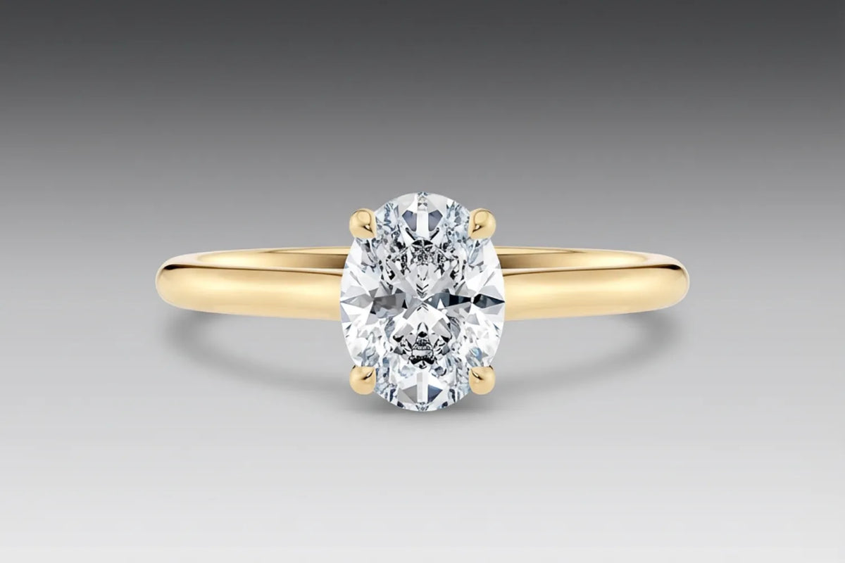 forlovelsesringer gult gull – en med oval diamant og en med dråpeformet diamant side om side. Lab-dyrkede diamanter fra Hartwell.