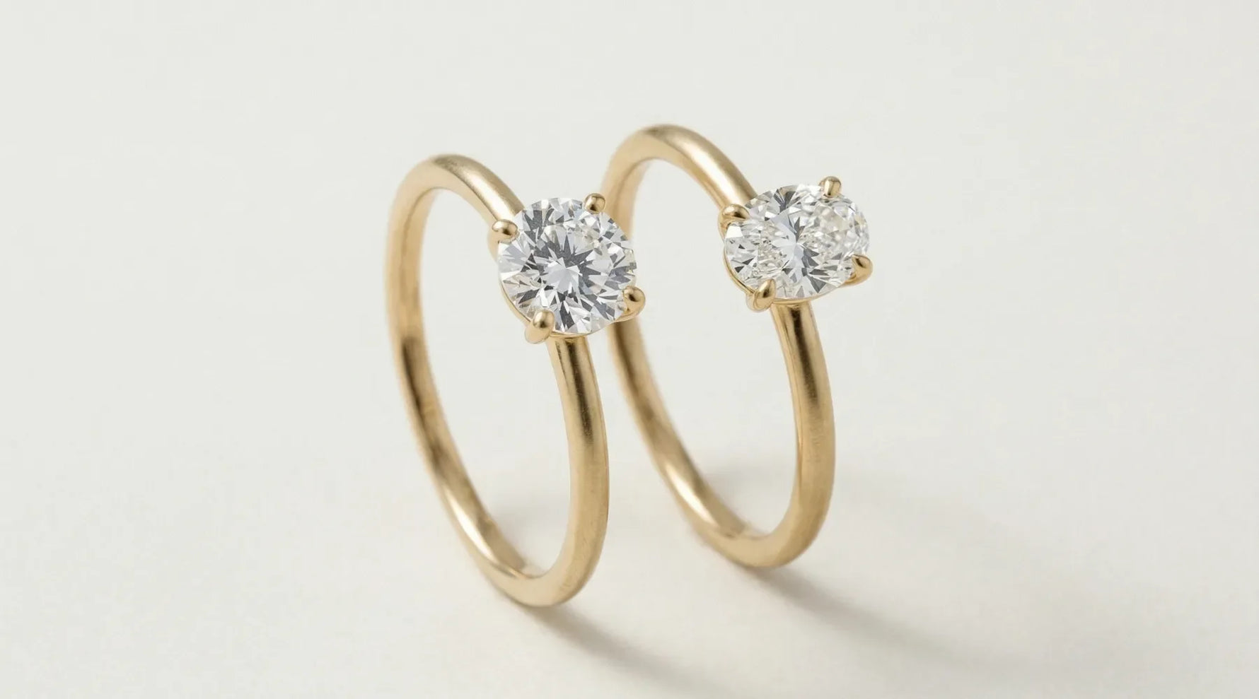 Oval vs rund lab diamant forlovelsesring i gult gull sammenlignet side ved side