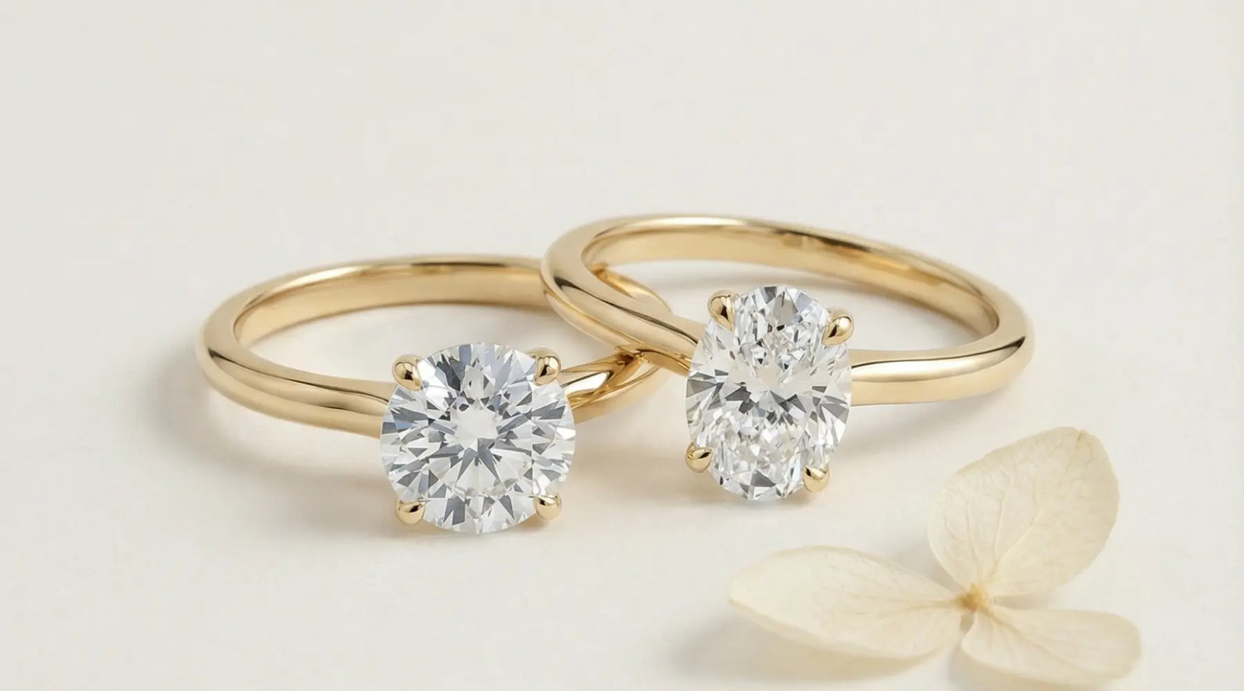 Oval vs rund lab diamant forlovelsesring i gult gull sammenlignet side ved side