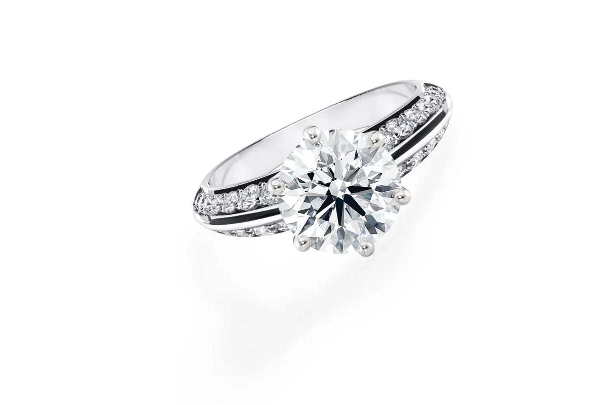 Halo pavé diamantring med lab-diamanter i hvitt gull på modellens hånd