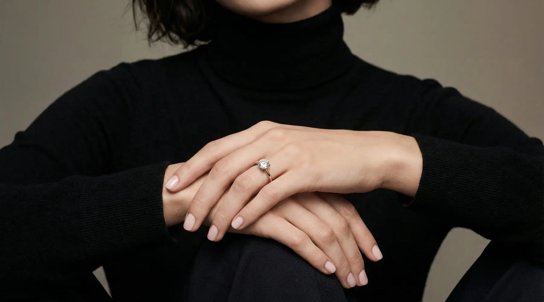 Forlovelsesring i resirkulert gull sett på hånd