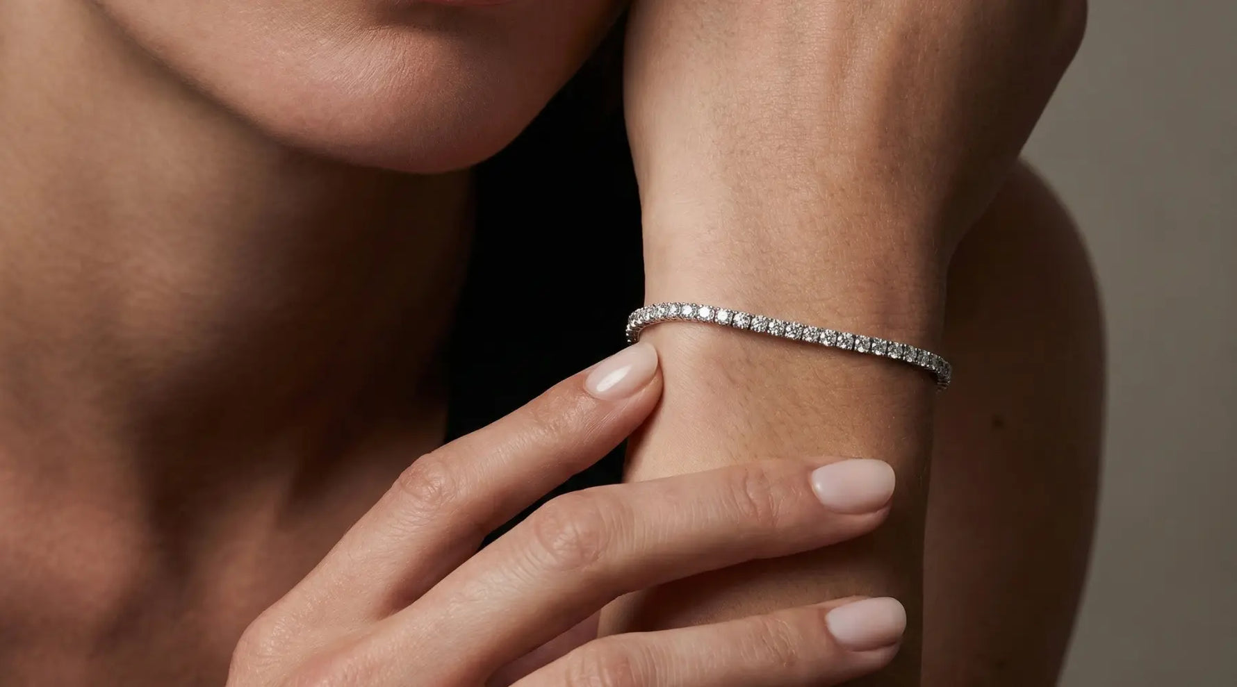 Tennisarmbånd med diamanter som viser forskjell i caratstørrelse og glans på håndledd