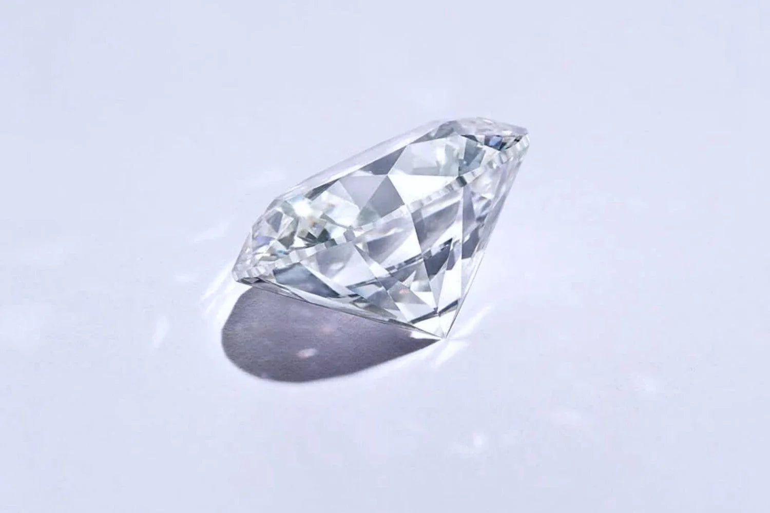 Nærbilde av løs rund briljant diamant med perfekt slip – maksimal glød og briljans.