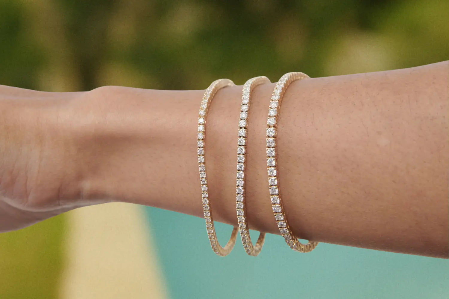 Arm med tre tennisarmbånd i gull – hvitt gull og gult gull med 2,00 ct, 5,00 ct og 8,00 ct lab diamanter