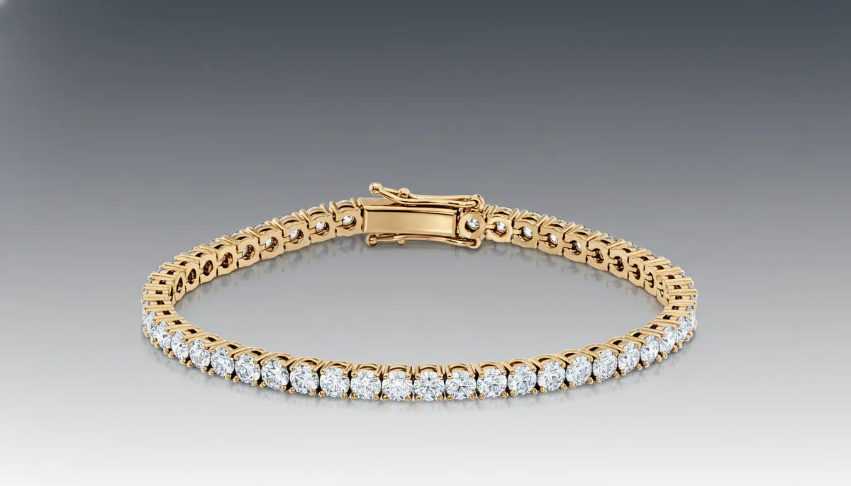Tennisarmbånd i gult gull med runde lab-diamanter, brukt som feature image i guiden om hvordan du velger riktig carat, størrelse, glans og pris.