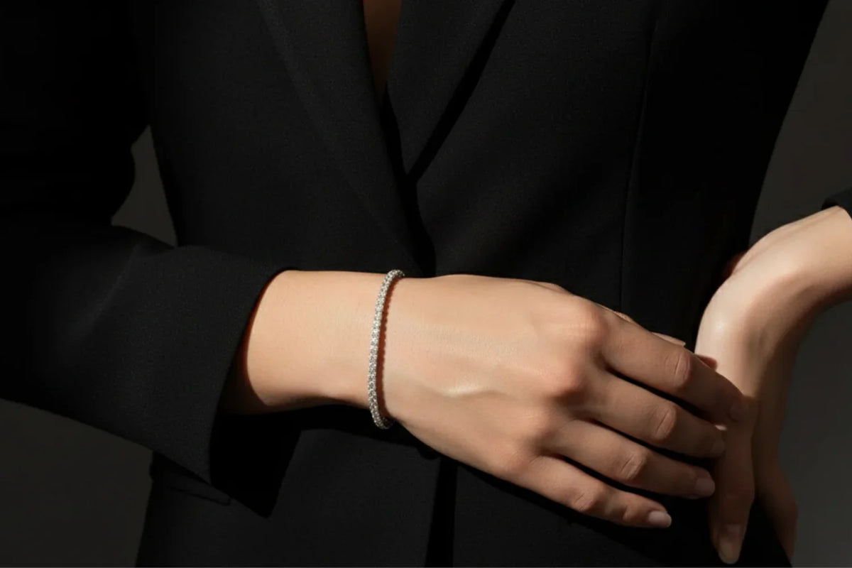 Arm med tre tennisarmbånd i hvitt gull med 5 carat lab diamanter