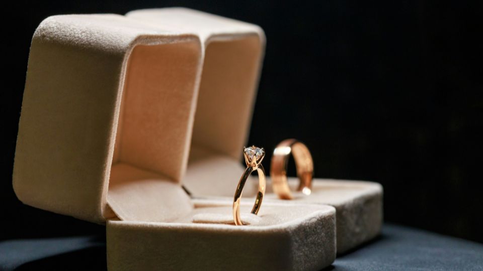 Rengjort diamantring som ligger pent i en smykkeeske – hvordan vaske diamantring